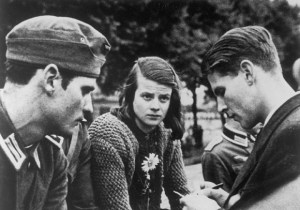 Die Geschwister Hans und Sophie Scholl und Christoph Probst (von links) von der studentischen Widerstandsgruppe "Weiße Rose" in München. Alle Mitglieder wurden am 22. Februar 1943 hingerichtet..; Foto: George J. Wittenstein, 1942;